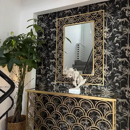 Pyramide Apartment *
