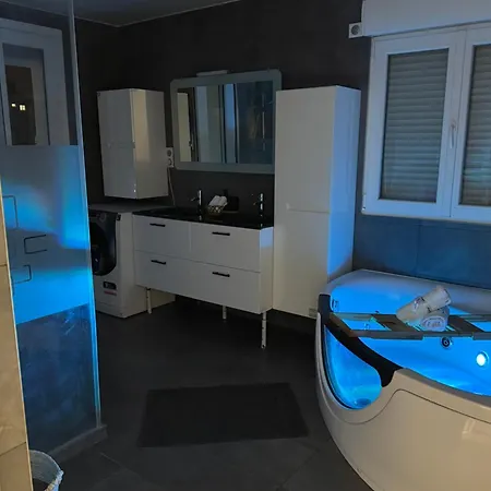 Pyramide Apartment *